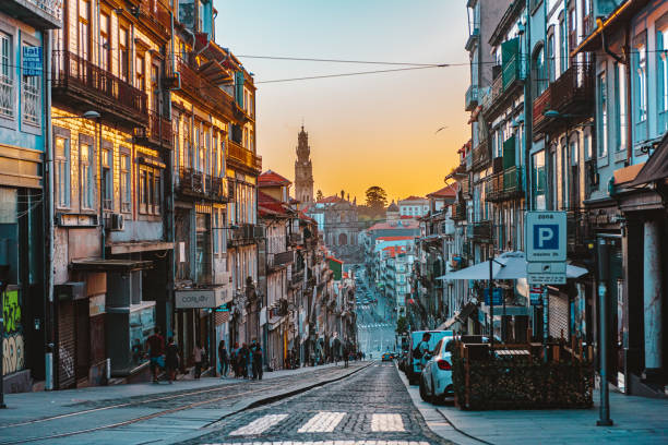 rue de 31 de janeiro with the clérigos church in porto at sunset - crowd store europe city street imagens e fotografias de stock