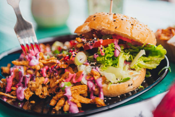 vegan burger feast z pulled jackfruit i jalapeños - chlebowiec zdjęcia i obrazy z banku zdjęć