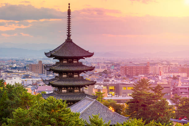 奈良, 日本黃昏城市景觀。 - 興福寺 奈良 個照片及圖片檔