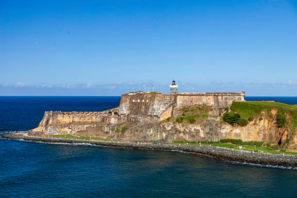 dies ist das castillo de san cristobal und san felipe del morro, in san juan, puerto rico.  castillo san cristobal ist eine san juan national historic site und wurde von spanien gebaut, um sich vor landgestützten angriffen auf die stadt san juan zu schüt - horizon over water old san juan san juan puerto rico puerto rico stock-fotos und bilder