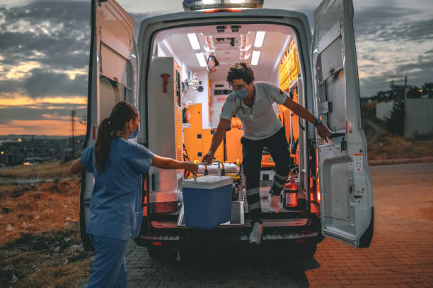 l’équipe médicale pressée portant la boîte de greffes d’organe par ambulance pendant la pandémie - grafted photos et images de collection