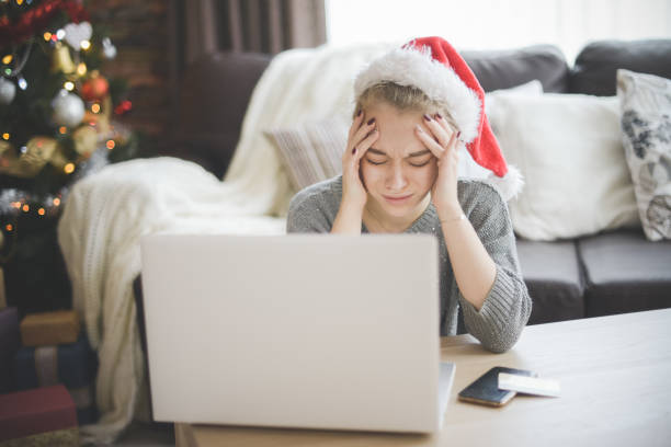 노트북 (부정적인 감정)과 크리스마스 인테리어에 젊은 여자 - christmas emotional stress shopping holiday 뉴스 사진 이미지