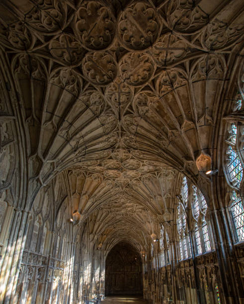 os claustros na catedral de gloucester no reino unido - fan vaulting - fotografias e filmes do acervo