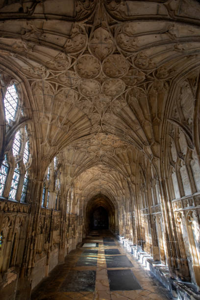 the cloisters at gloucester cathedral in the uk - fan vaulting imagens e fotografias de stock
