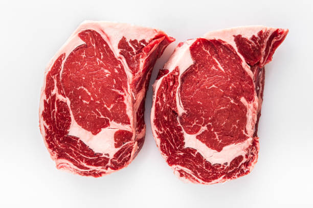 bifes de olho de costela desossado - rib eye steak beef cutting board meat - fotografias e filmes do acervo