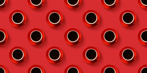 modèle sans couture de tasse rouge de café noir sur le fond rouge. - shot glass glass black empty photos et images de collection