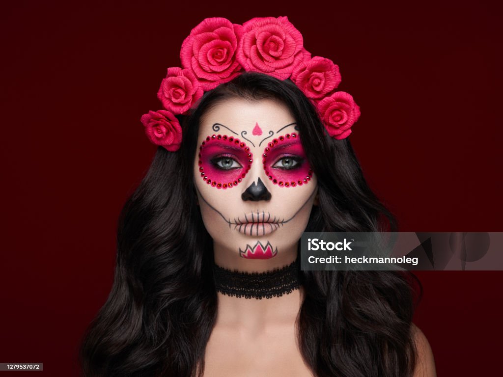 Retrato De Una Mujer Con Maquillaje Calavera De Azúcar Foto de stock y más banco de imágenes de Halloween - iStock Retrato De Una Mujer Con Maquillaje Calavera De Azúcar Foto de stock y más banco de imágenes de Halloween - iStock