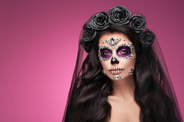 Retrato De Una Mujer Con Maquillaje Calavera De Azúcar Foto de stock y más  banco de imágenes de Halloween - iStock
