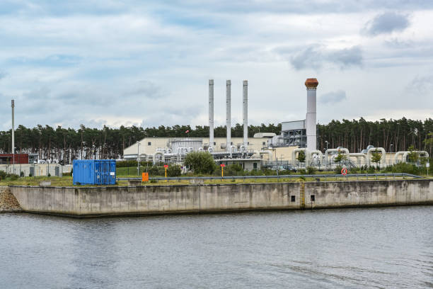 газопровод "северный поток" приземлился в промышленном порту в лубмине близ грайфсвальда, газопровод через балтийское море из россии в гер� - nord stream стоковые фото и изображения