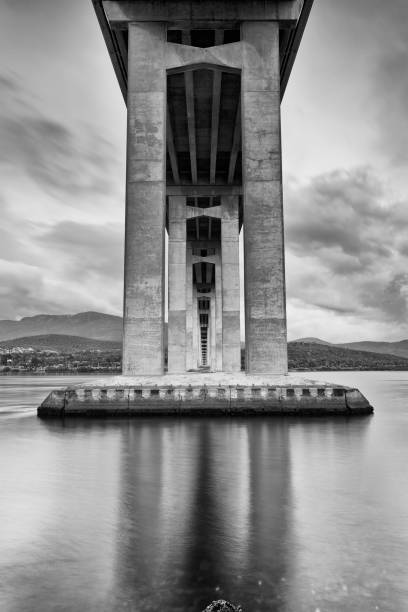 puente tas tasman bajo vert bw - underbelly fotografías e imágenes de stock