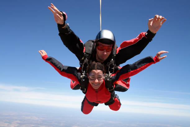 niebo nurkowanie tandem czerwony kolor - extreme sports parachute copy space parachuting zdjęcia i obrazy z banku zdjęć