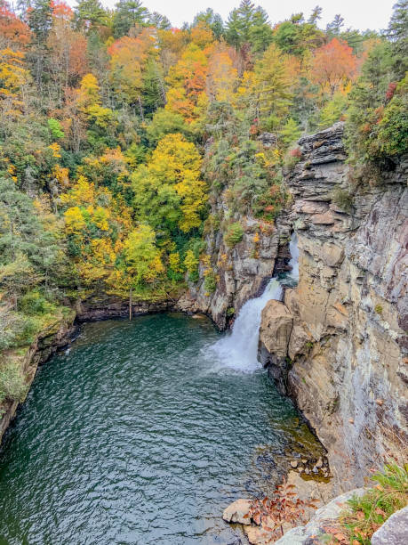 初秋のリンビル滝 - north carolina mountain river autumn ストックフォトと画像