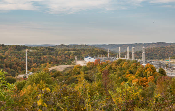 puits de gaz naturel et champ pétrolier faisant la fracturation dans les appalaches près de moundsville - fracking photos et images de collection