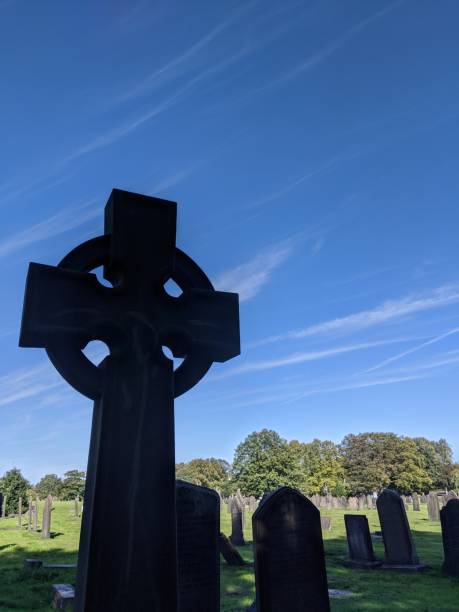 кельтский крест - celtic cross cross shape blue vertical стоковые фото и изображения