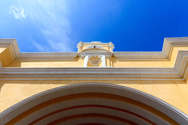 arch of santa catalina in antigua guatemala - guatemala antigua central america color image imagens e fotografias de stock