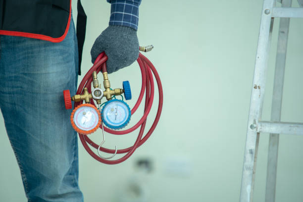 el técnico está revisando el sistema de aire. - air conditioner electricity repairing furnace fotografías e imágenes de stock