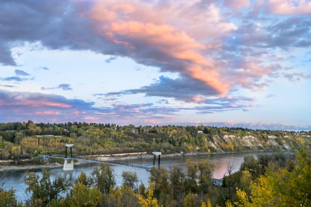 paysage de soirée de passerelle de fort edmonton - north saskatchewan river photos et images de collection