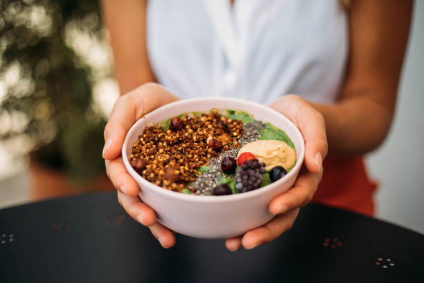 woman eating smoothie bowl - antioxidant imagens e fotografias de stock