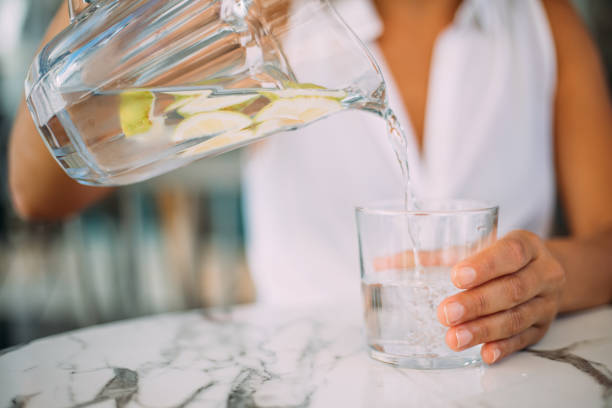 pouring water in glass - water water bottle glass pouring imagens e fotografias de stock