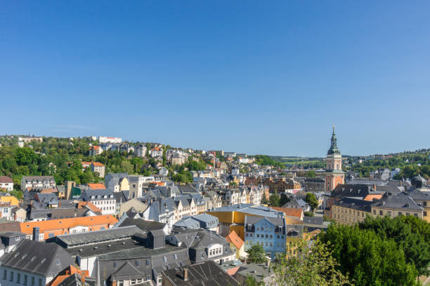 greiz, thüringen deutschland - blick auf die stadt mit kirche st. marien turm - thuringia stock-fotos und bilder