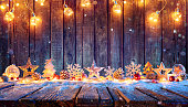 素朴な木製のテーブルに文字列ライト付きクリスマスオーナメント