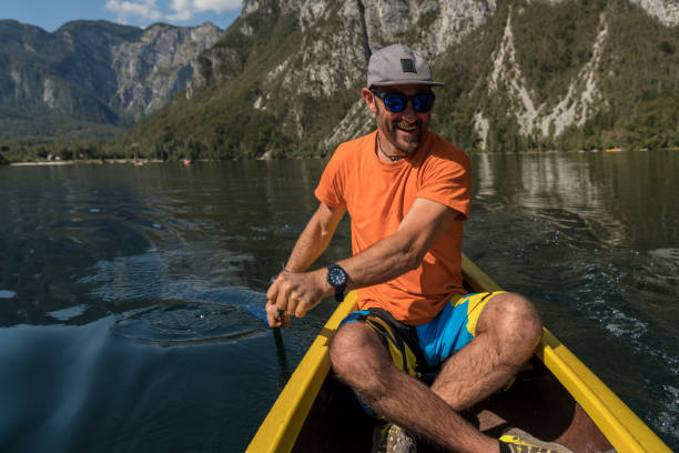 przystojni mężczyźni w kajaku wiosłowanie nad jeziorem bohinj - lake bohinj zdjęcia i obrazy z banku zdjęć