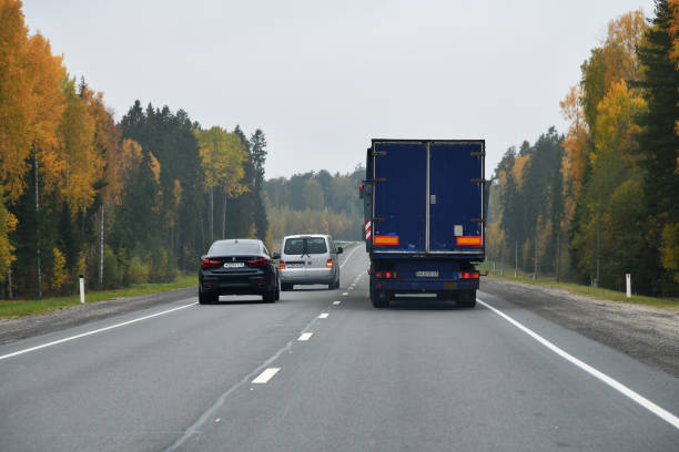 camión en la carretera en un paisaje otoñal - overtake fotografías e imágenes de stock