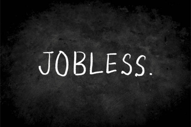 frase de primer plano "jobless" escribiendo tiza de color blanco en la pizarra - unemployment benefits rejection application form fotografías e imágenes de stock