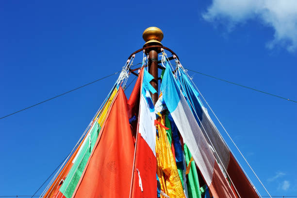banderas de oración tibetanas bajo el cielo - tibet tibetan culture buddhism writing fotografías e imágenes de stock