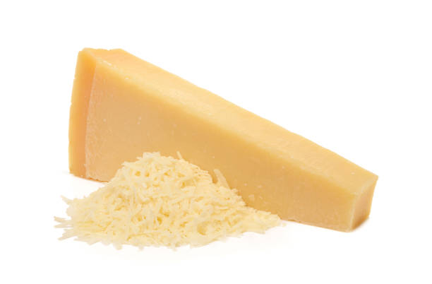 цельный и тертый итальянский твердый сыр грана падано или пармезан изолированы на белом фоне. вкусный ингредиент для пиццы, бутербродов, са - parmesan cheese стоковые фото и изображения