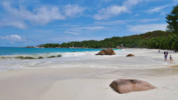 anse lazio, praslin, seychelles - 26/09/2018: turistas curtindo suas férias na popular praia tropical anse lazio com água azul turquesa colorida. - tree large group of people sand sunbathing - fotografias e filmes do acervo