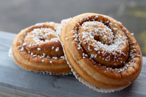 traditionell svensk kanelbullar kanelbulle - cinnamon buns bakery bildbanksfoton och bilder
