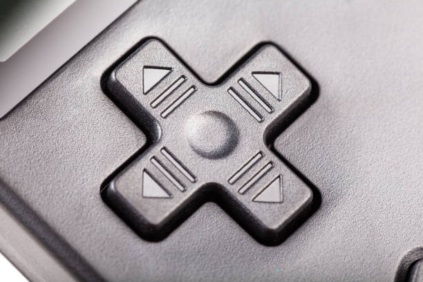 Simple black four directional d-pad. Traditional game controller buttons macro detail, closeup. Plus d pad with arrows, handheld pocket game console digital controls, gaming symbol, abstract concept simple negro cuatro direccionales d-pad. botones de controlador de juego tradicionales detalle de la macro, primer plano. además d pad con flechas, controles digitales de la consola de bolsillo de mano, símbolo de juego, concepto abstracto
