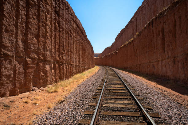 desert railroad in moab utah - m9 imagens e fotografias de stock
