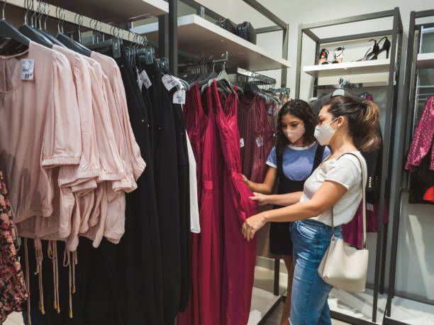 reapertura de las tiendas en la pandemia de coronavirus - department store shopping teenage girls clothing fotografías e imágenes de stock