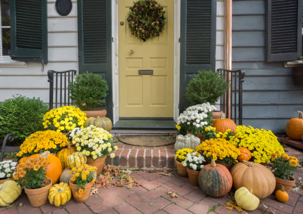 thanksgiving / herbst haustür dekoration - front door front stoop house yellow stock-fotos und bilder