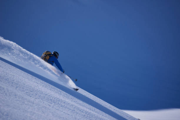 powrót narciarzy country narty pierwszy utwór w śniegu proszku. - skiing winter sport powder snow athlete zdjęcia i obrazy z banku zdjęć