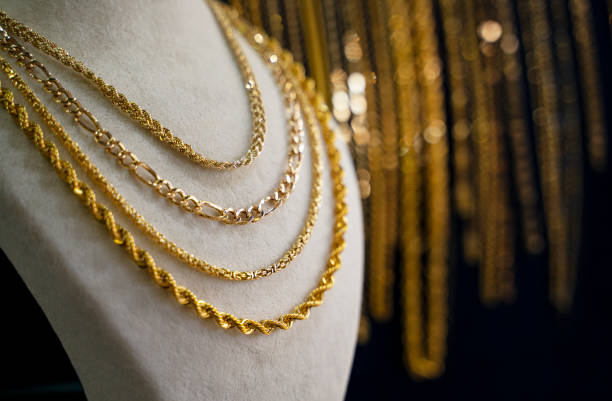 primer plano de cadenas de oro brillante y joyas de collar - necklace fotografías e imágenes de stock