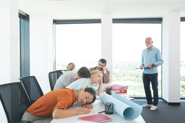 empleados estresados durmiendo mientras el viejo jefe mira - businessman 30s low key surprise fotografías e imágenes de stock
