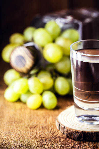 bicchiere di brandy a base di uva, chiamato bagaceira in portogallo e in italia grappa o graspa - vodka hard liquor bottle palinka foto e immagini stock