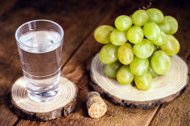 grappa lub graspa to brandy z winogron. smaczne, eleganckie i słynące z bardzo wysokiej zawartości alkoholu, pochodzenia włoch - vodka hard liquor bottle palinka zdjęcia i obrazy z banku zdjęć