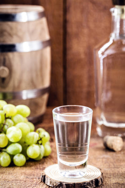 bevanda alcolica portoghese, chiamata bagaceira, un tipo di brandy o cachaça a base di uva. - vodka hard liquor bottle palinka foto e immagini stock