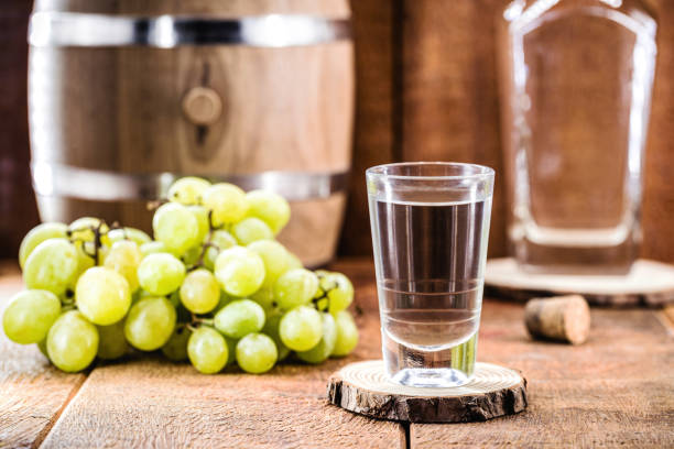 bevanda alcolica portoghese, chiamata bagaceira, un tipo di brandy o cachaça a base di uva. - vodka hard liquor bottle palinka foto e immagini stock