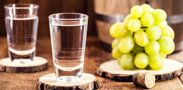 la grappa o graspa è un brandy a base di uva. gustoso, elegante e famoso per il suo altissimo contenuto alcolico, origine dell'italia - vodka hard liquor bottle palinka foto e immagini stock