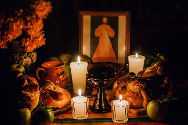 dzień ofiary zmarłych, meksykański dzień zmarłego ołtarza, świece w ofiarę meksyk - altar zdjęcia i obrazy z banku zdjęć