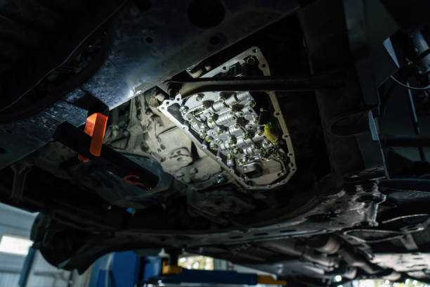 cvtギアボックスがクローズアップ、自動車サービスのsuvの現代オートマチックトランスミッションでオイルを交換 - car gearshift change engine ストックフォトと画像
