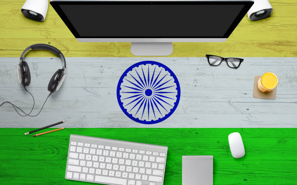 индия флаг фон с наушниками, клавиатурой компьютера и мышью на столе национального офиса. вид сверху с копировальной площадью. плоская лежа - new delhi audio стоковые фото и изображения