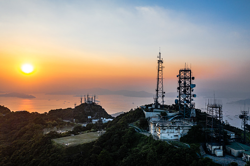 Estación de radio en Victoria Peak, Hong Kong, durante la puesta del sol photo