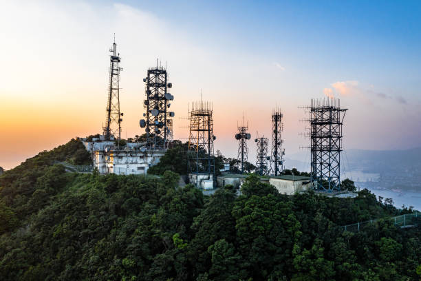 stacja radiowa na victoria peak, hong kong, podczas zachodu słońca - radar station zdjęcia i obrazy z banku zdjęć