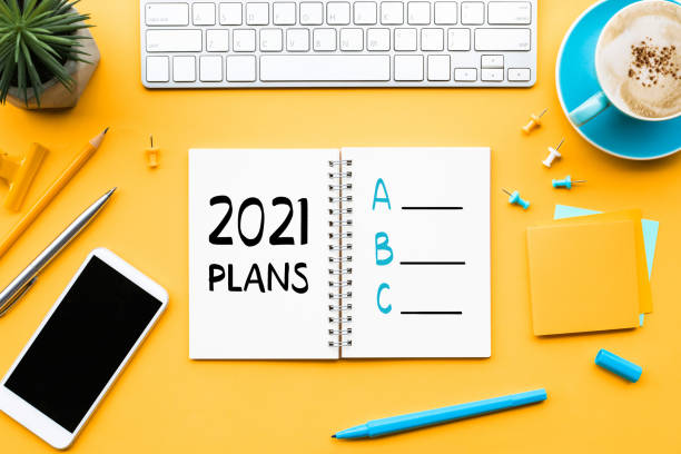 2021 new year plan a,b,c concepts with text on notepad and office accessories.business management - beginnings letter b planning letter a imagens e fotografias de stock